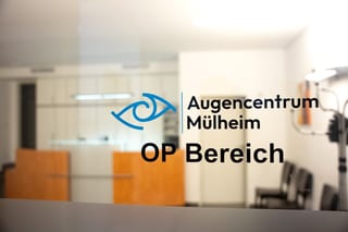 Glastür mit dem Logo des Augencentrum Mülheim und dem Schriftzug „OP Bereich“ am Eingang zum Operationszentrum